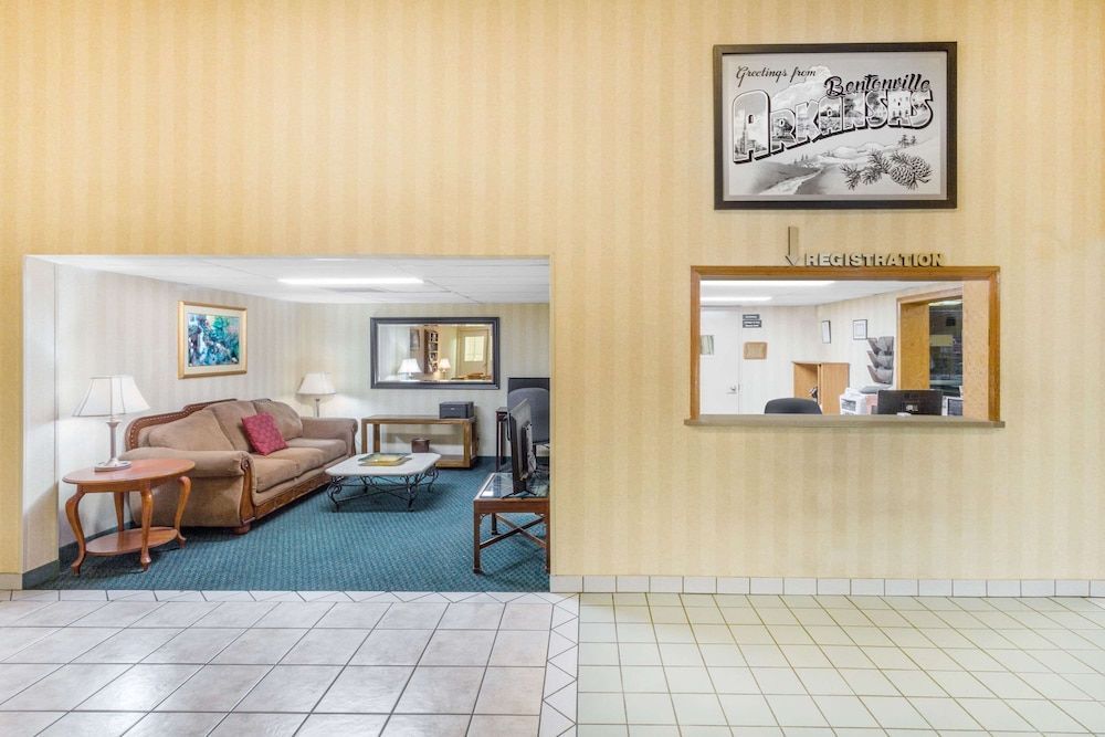 Super 8 by Wyndham Bentonville 2