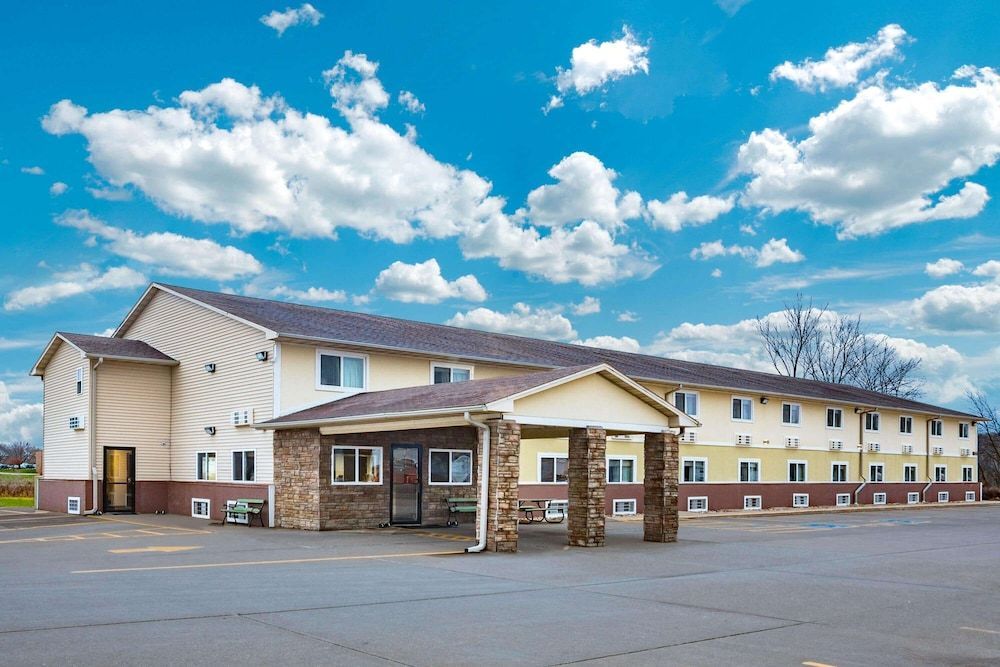 Super 8 by Wyndham Fort Madison 1