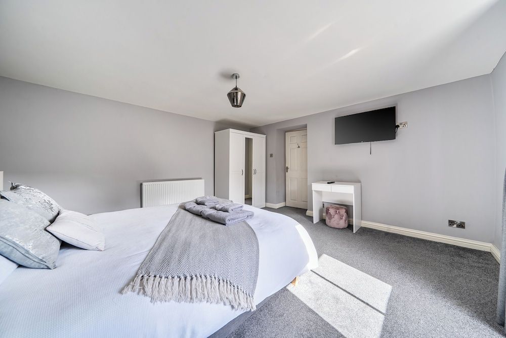Cosy Apartment above Village Pub 2