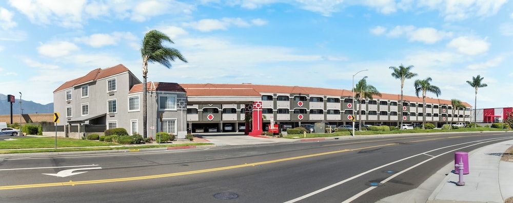 Ramada by Wyndham Ontario Airport & Convention Center 1