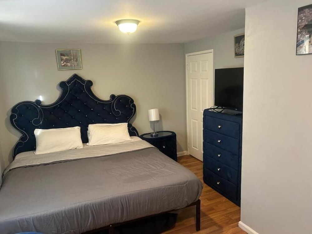 Grove 3- King Bed with Private Bathroom 2