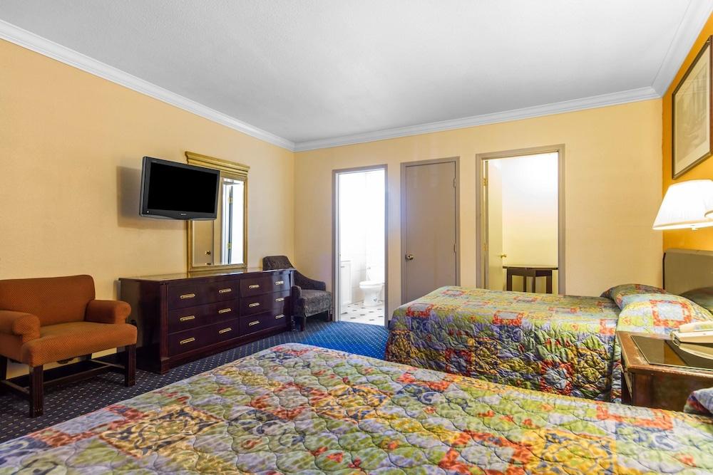 Econo Lodge 2