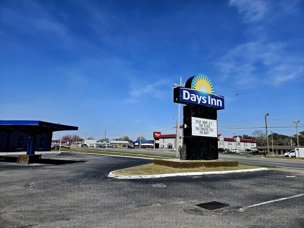 Days Inn by Wyndham Washington 1