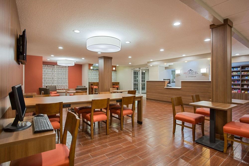 Microtel Inn & Suites by Wyndham Walterboro 2