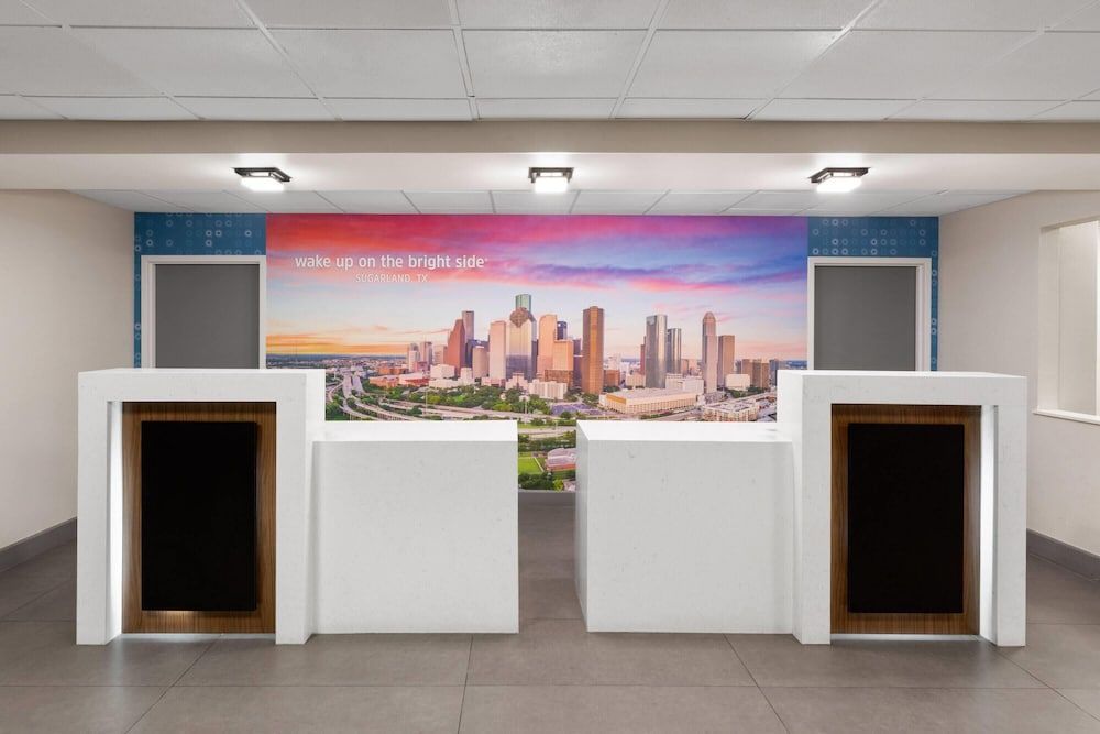La Quinta Inn & Suites by Wyndham Houston Stafford Sugarland 2