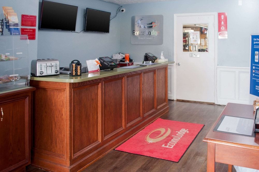 Econo Lodge Inn & Suites Sandusky South 2
