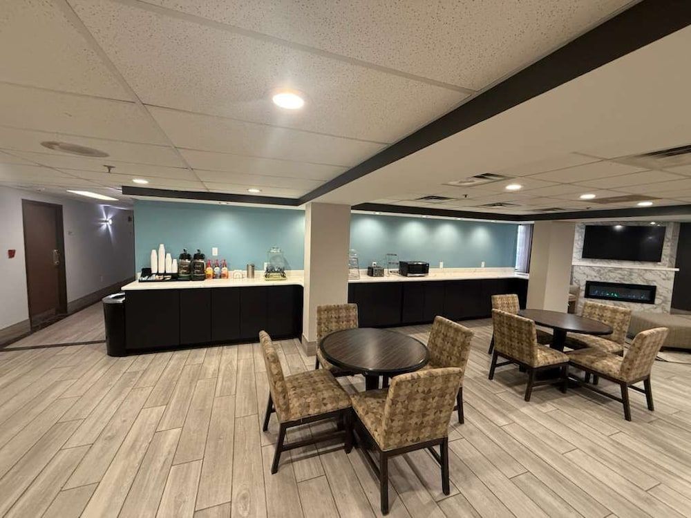 Quality Inn & Suites Detroit Metro Airport 1