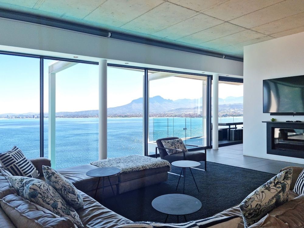 '22 Protea' - Luxury, Style and Elegance - Sleeps 12 in 6 En-suite Bedrooms 1