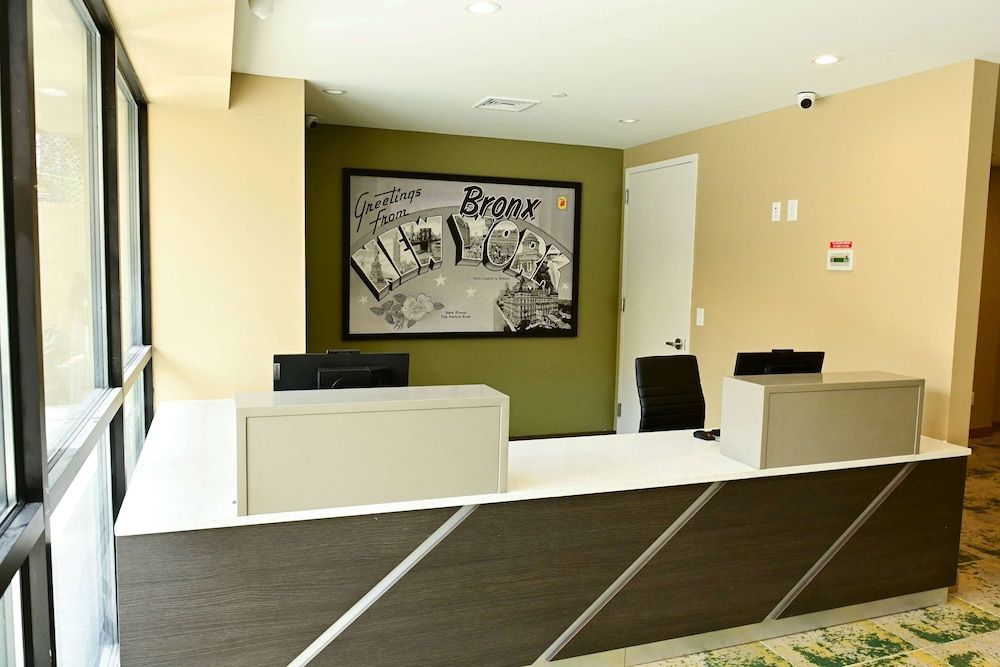 Super 8 by Wyndham Bronx Near Botanical Garden 2