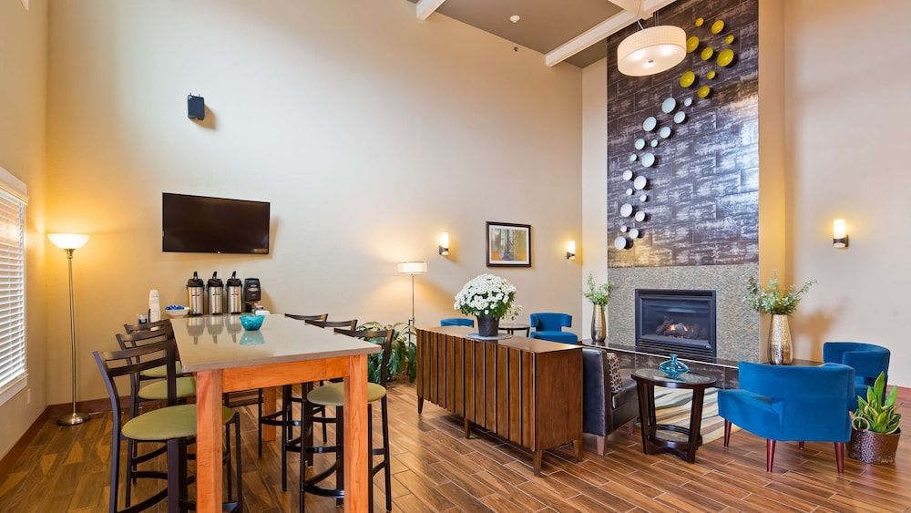 BEST WESTERN Plus Menomonie Inn & Suites 2
