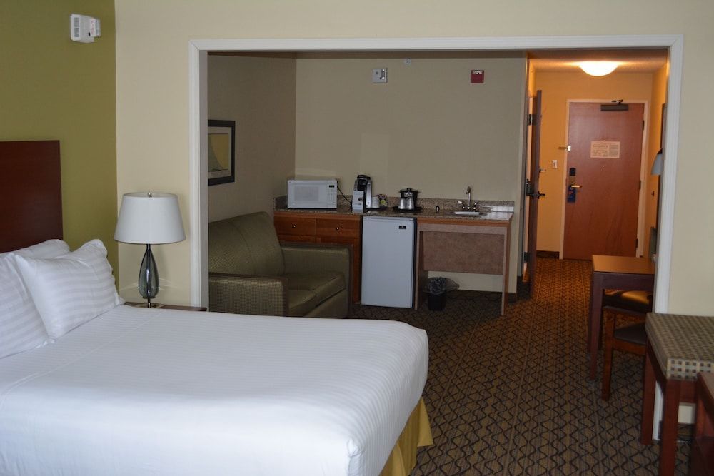 Holiday Inn Express & Suites LANCASTER by IHG 2