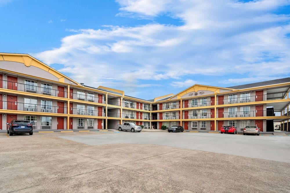 Super 8 by Wyndham Metairie 1