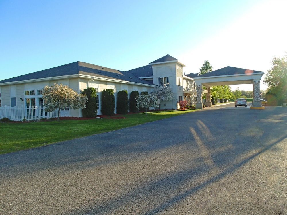 American Inn and Suites Houghton Lake 1