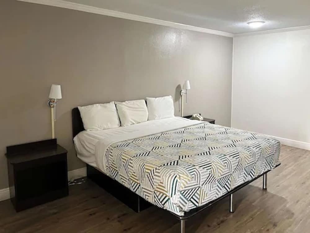 Brooks Inn & Suites 1