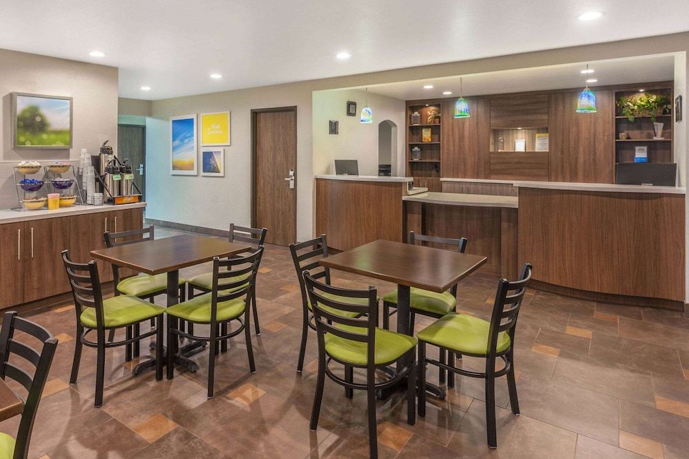 Days Inn & Suites by Wyndham East Flagstaff 2