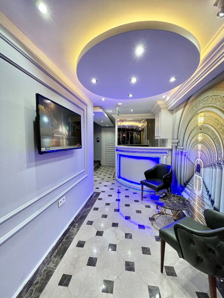 Crowned Hotel 2
