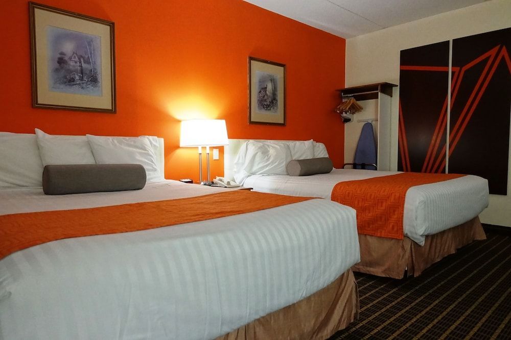 Howard Johnson by Wyndham Tillsonburg 1