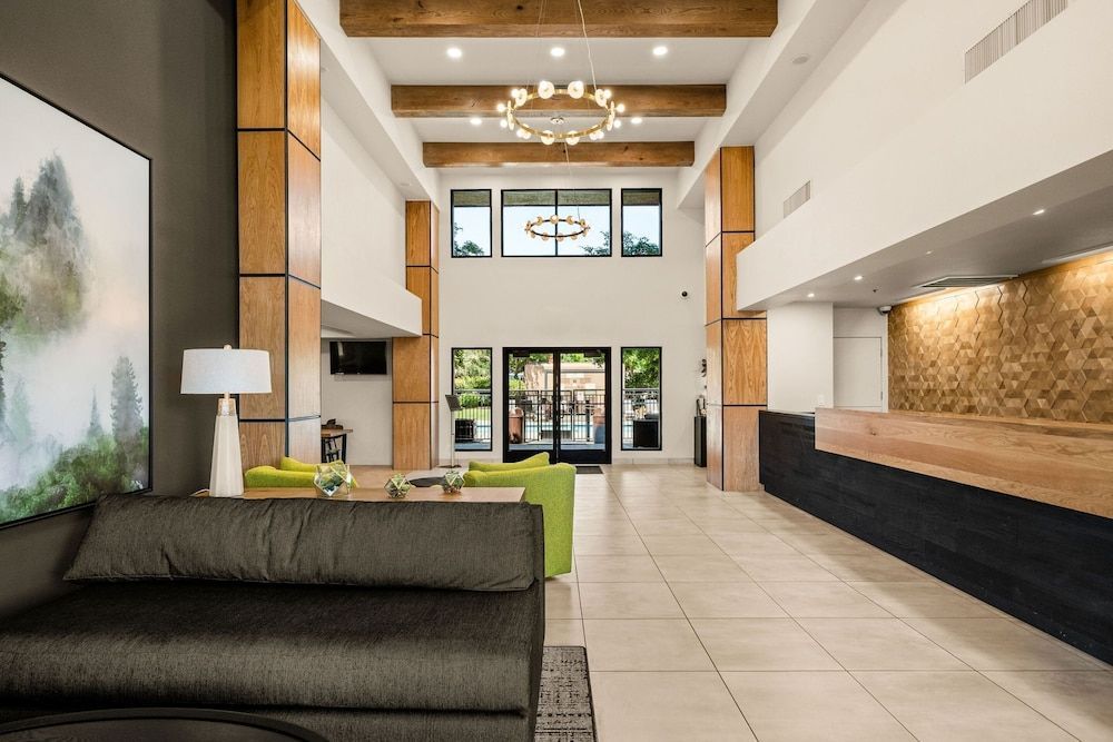 Oxford Suites Redding 1