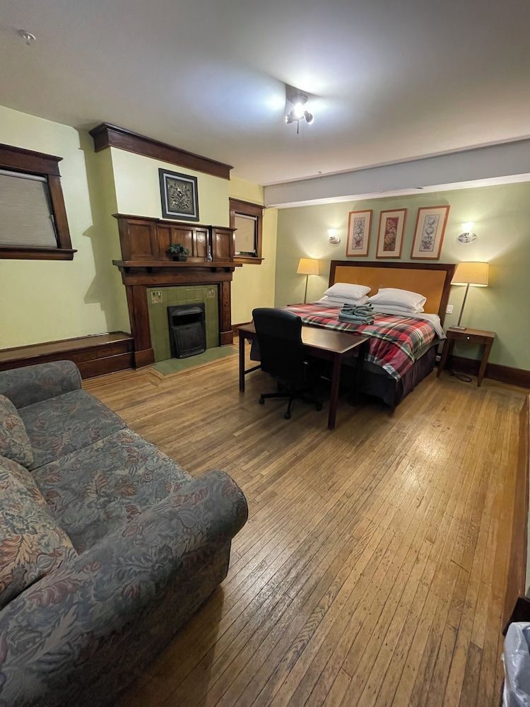 West Broadway guesthouse 1