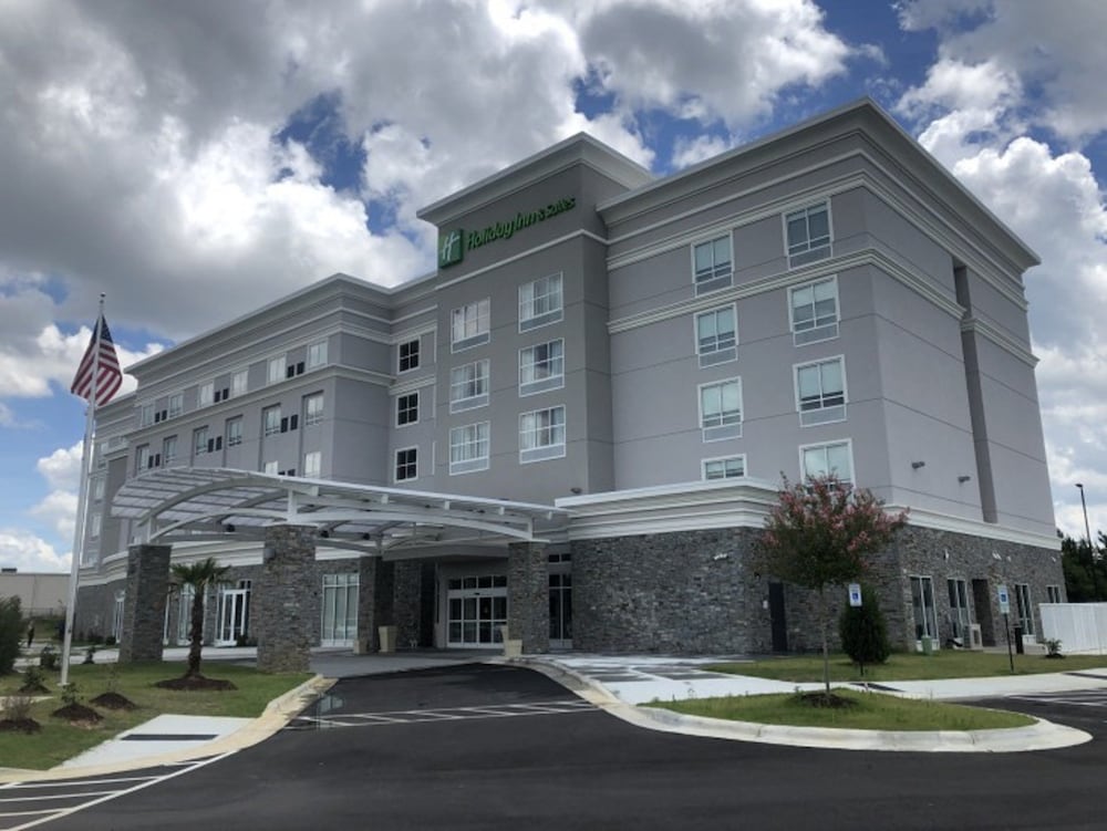 Holiday Inn & Suites FAYETTEVILLE W-FORT BRAGG AREA by IHG 1