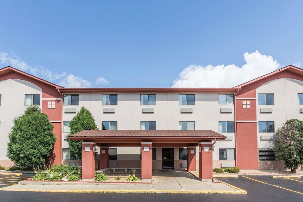 Super 8 by Wyndham St. Charles 1