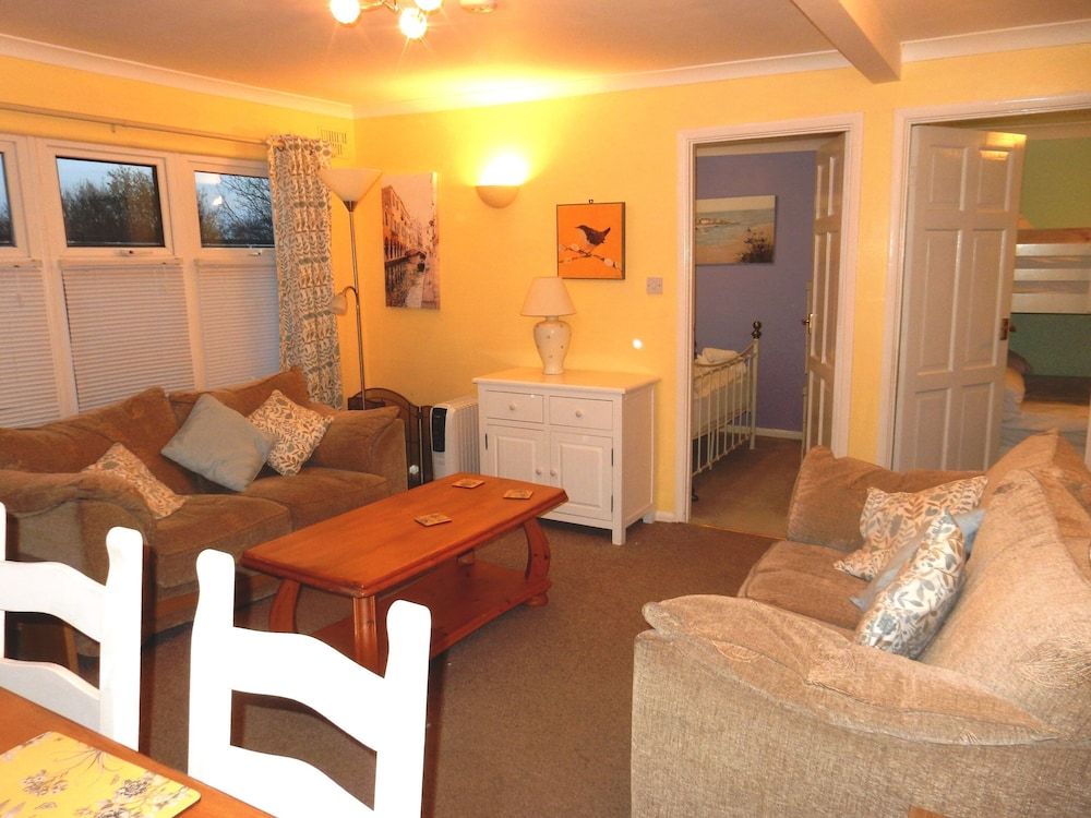 Sheena's Dartmouth Chalets 1