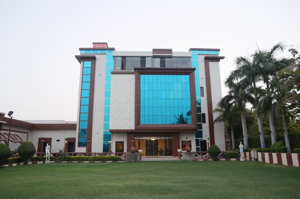 The Grand Siddharth Hotel 1