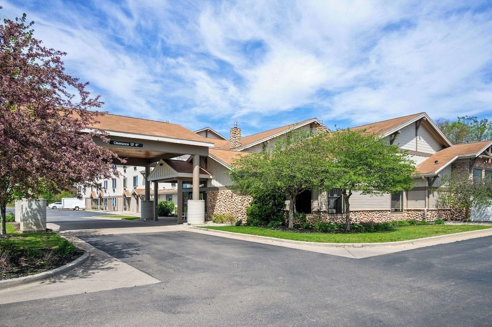 White Pine Inn & Suites 1