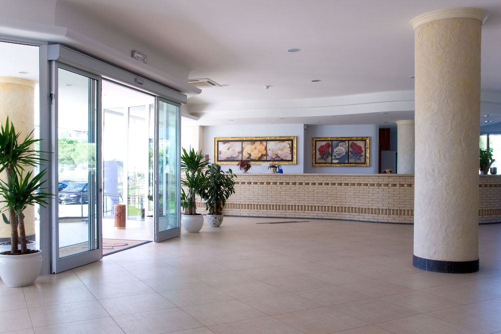 Roses Hotel 2