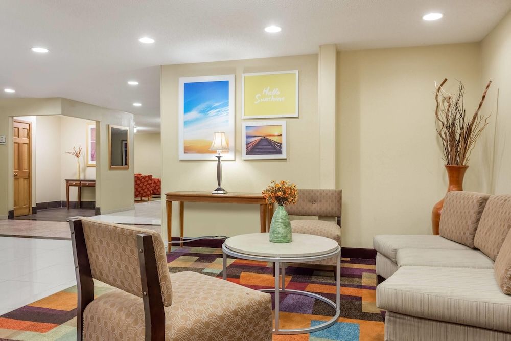 Days Inn & Suites by Wyndham Bloomington/Normal IL 2