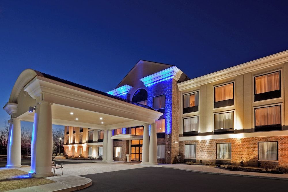Holiday Inn Express & Suites CLIFTON PARK by IHG 1