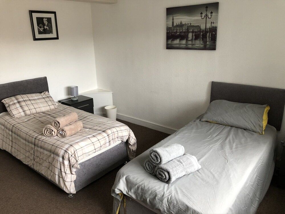 Lovely 2-bed Apartment in Solihull 2