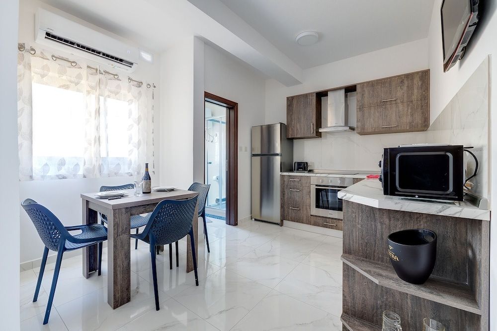 Idyllic Apartment steps from the Promenade 1