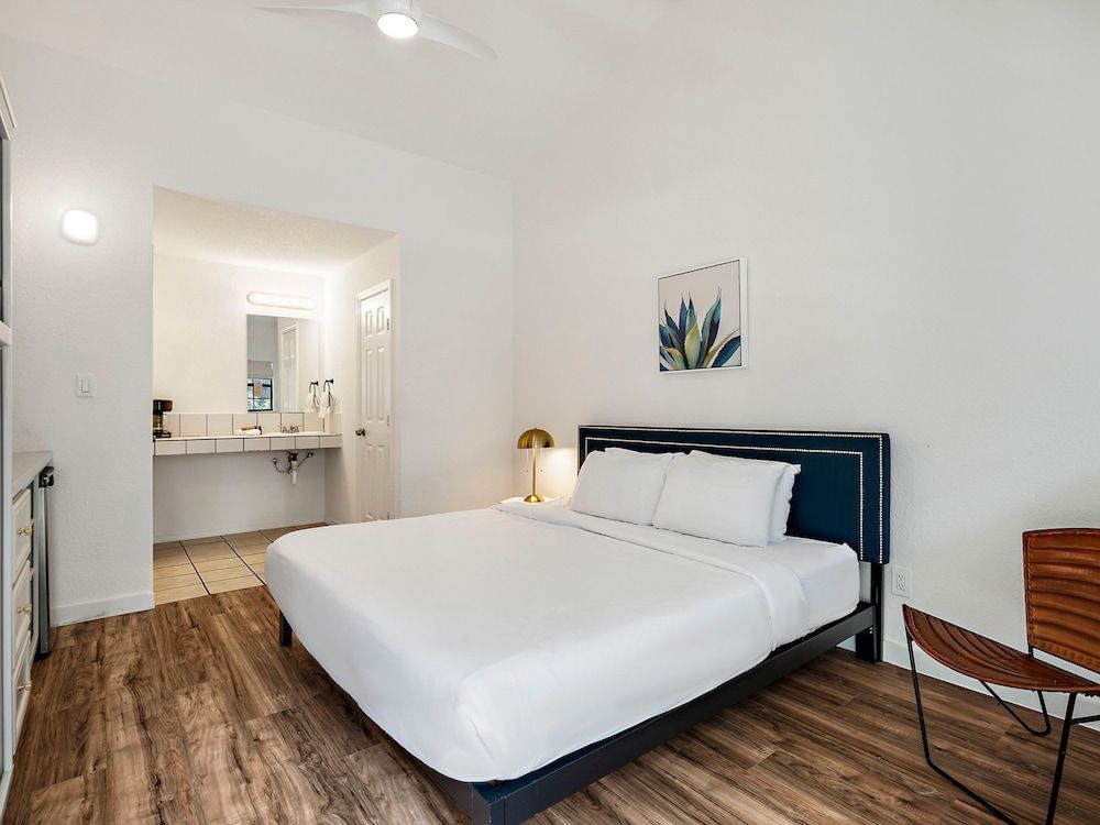 The Claire Hotel 2
