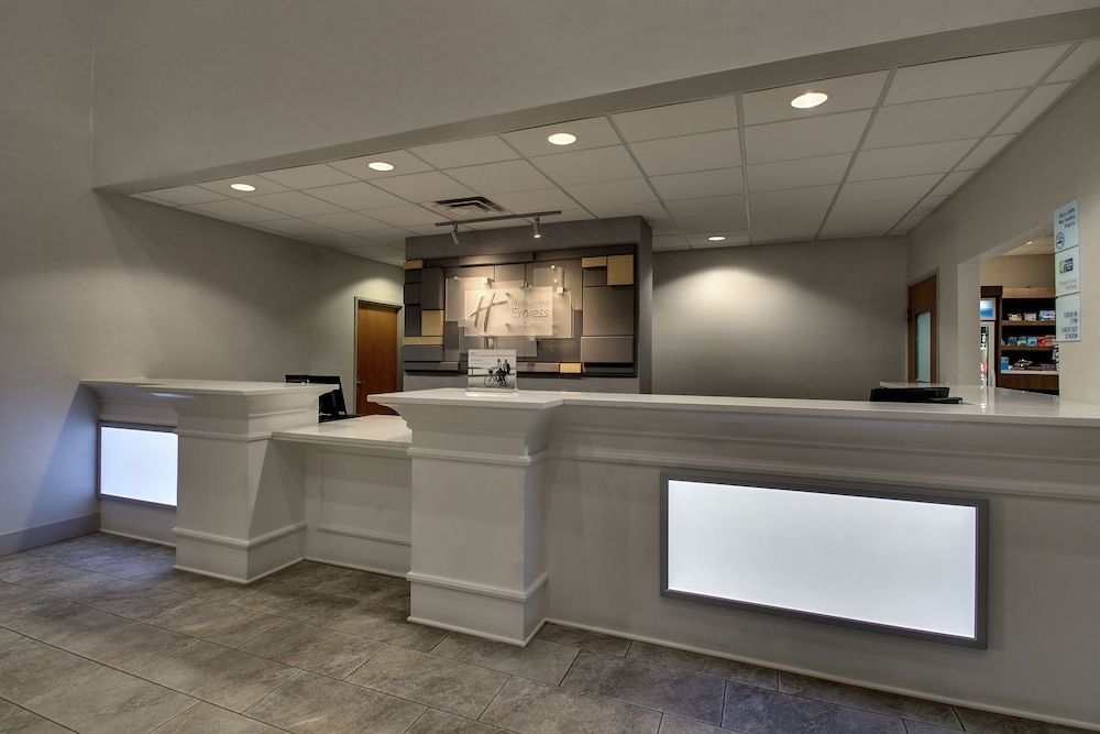 Holiday Inn Express & Suites CHICAGO NORTH-WAUKEGAN-GURNEE by IHG 2