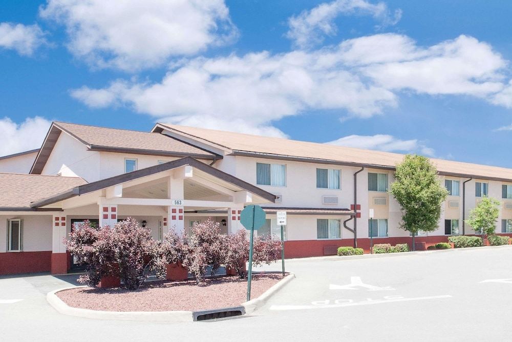 Super 8 by Wyndham Middletown 1