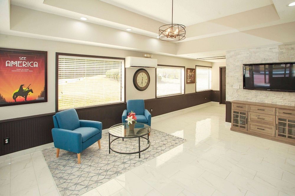 Travelodge by Wyndham Macon West 1