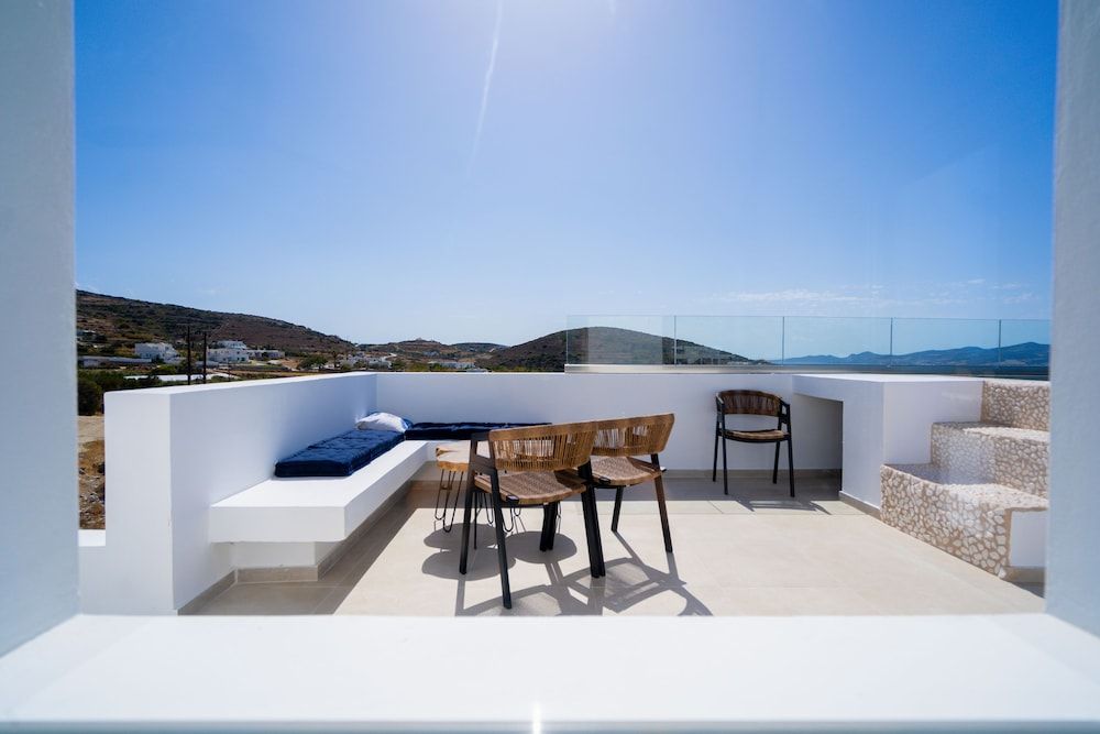 Kouros Blanc Resort & Suites 1