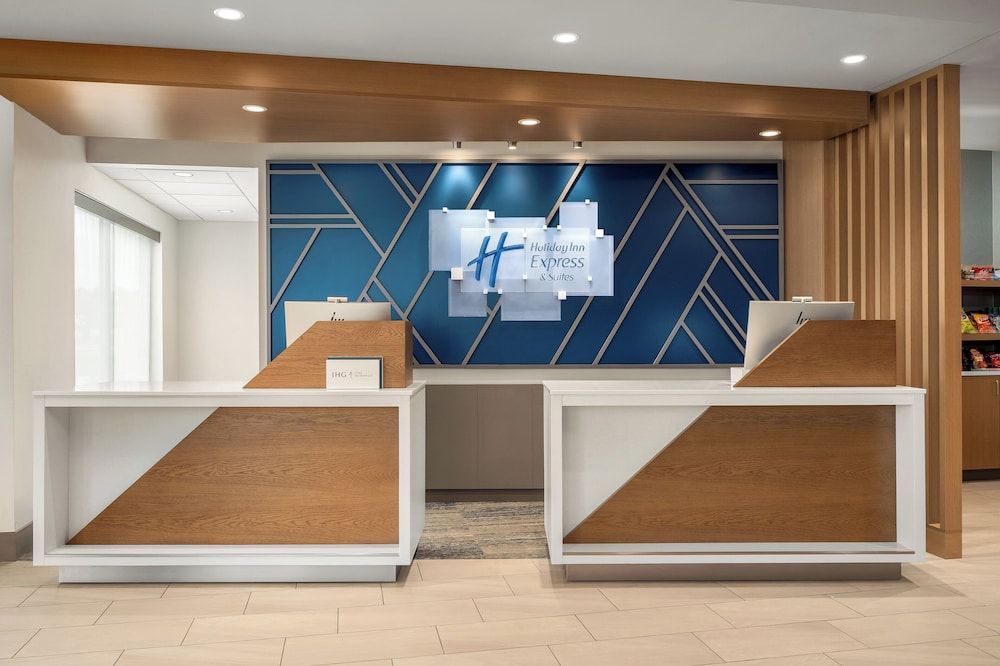 Holiday Inn Express & Suites Overland Park South by IHG 1