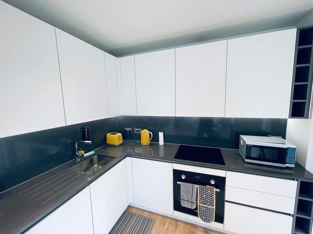 City Sky View Centre Luxe Apartment - 2 Bedrooms 1
