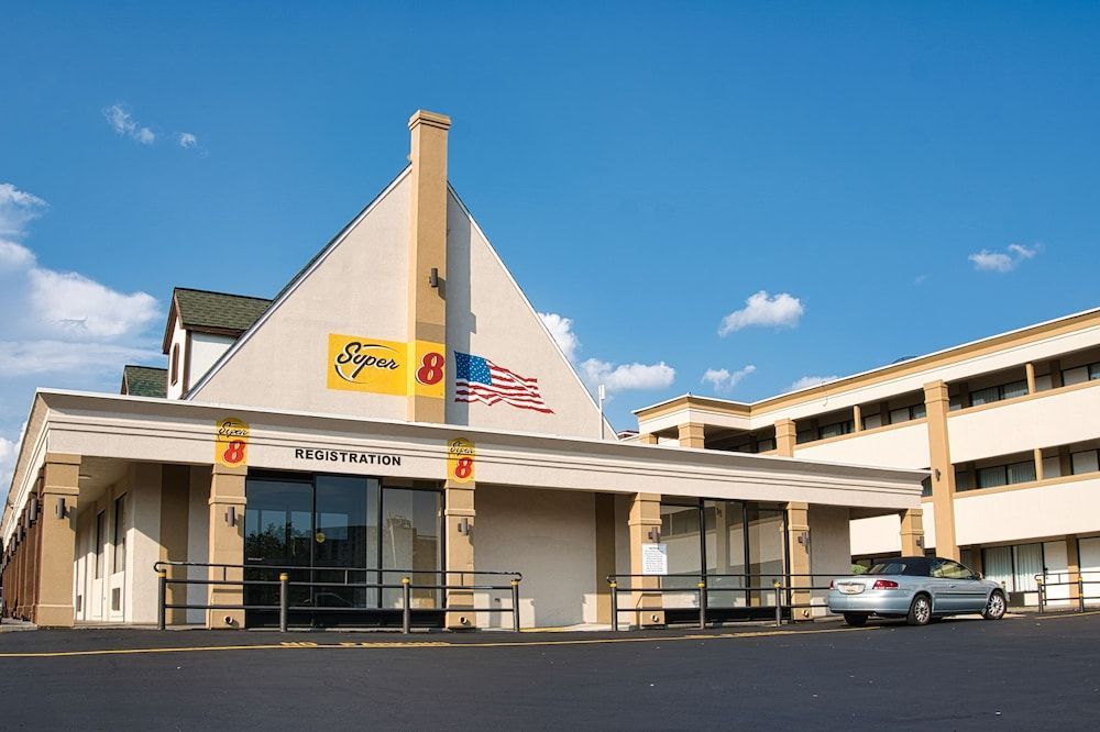 Super 8 Alexandria by Wyndham 1