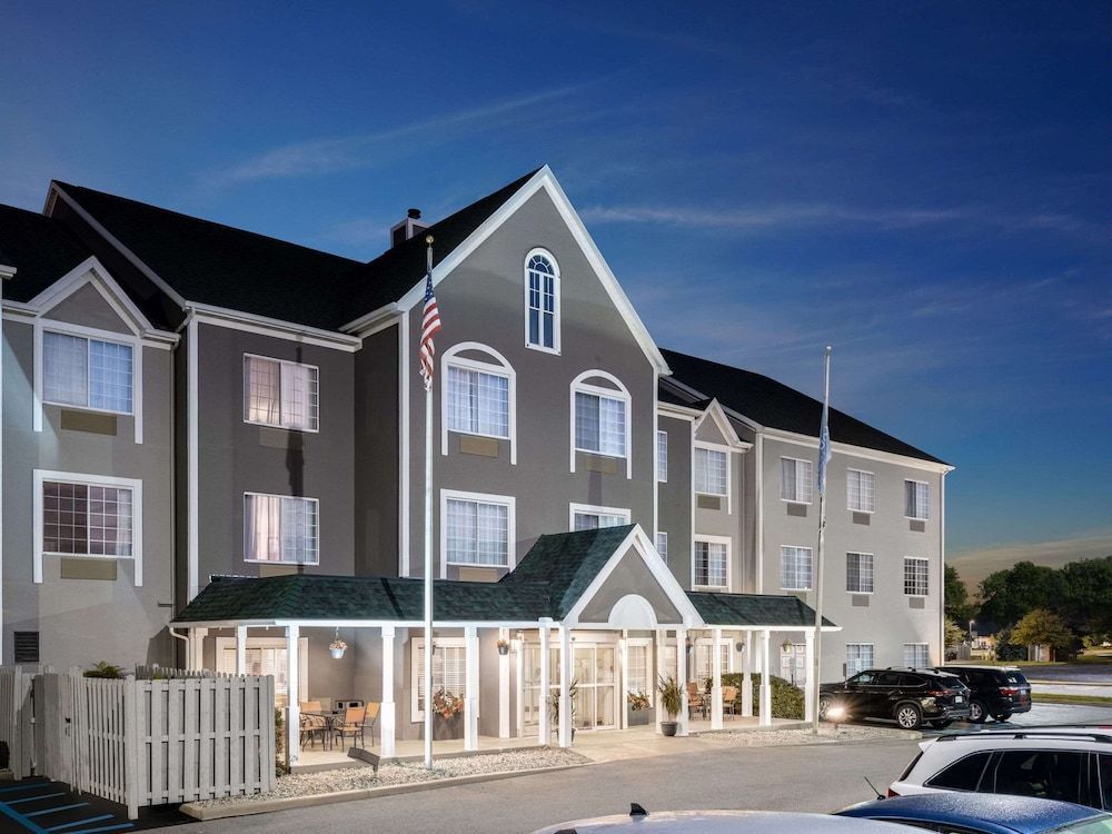 Country Inn & Suites by Radisson, Maumee - Toledo 1