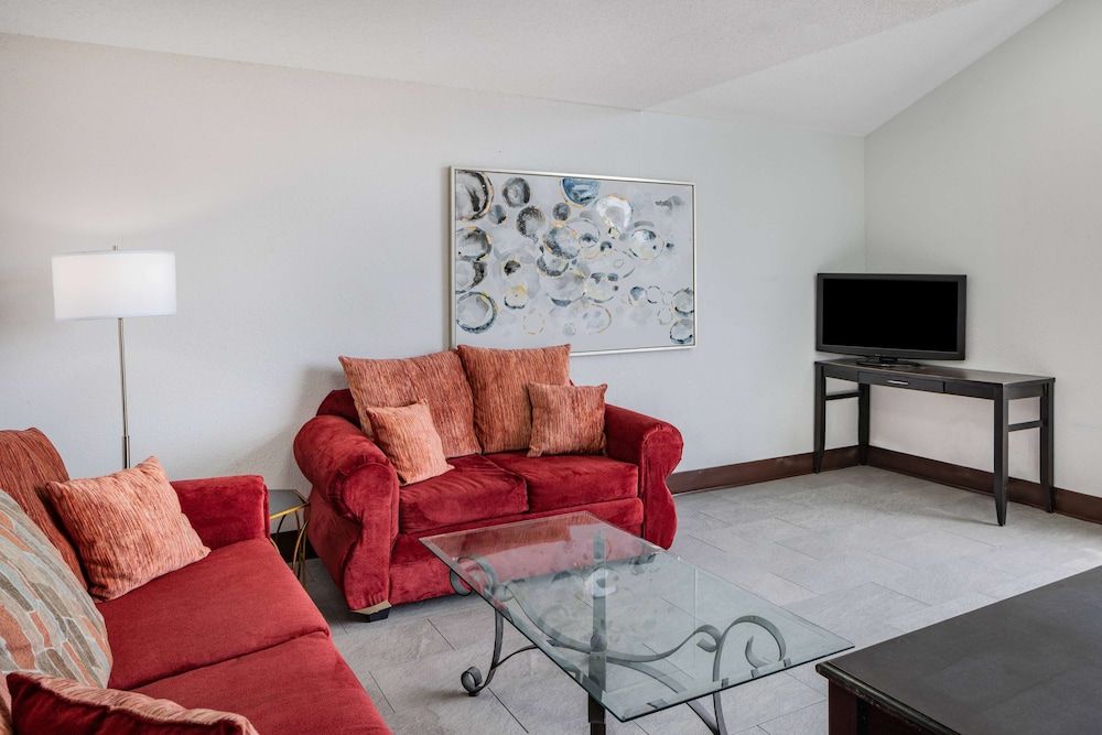 Super 8 by Wyndham Pensacola 2