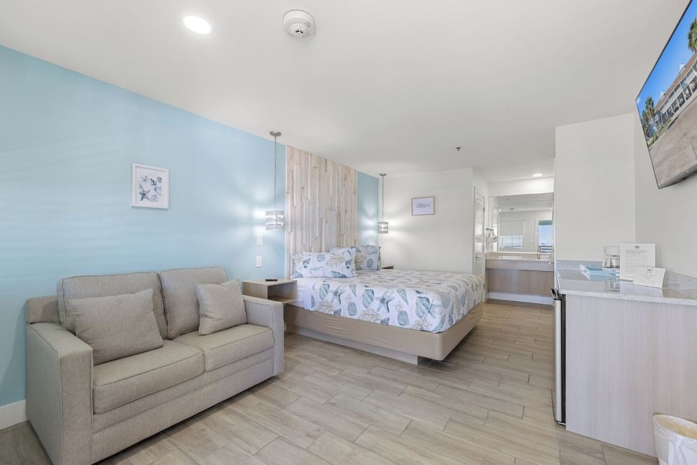 Bluff's Landing Lodge 2