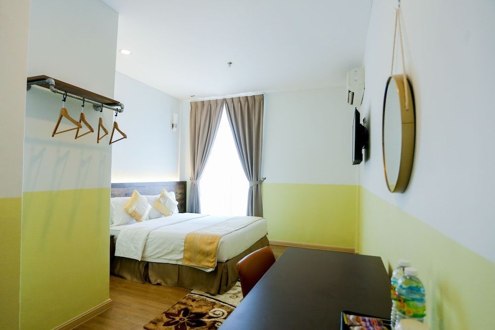 THE EXPLORER HOTEL 1