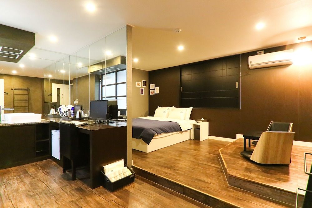 Louis Hotel 2