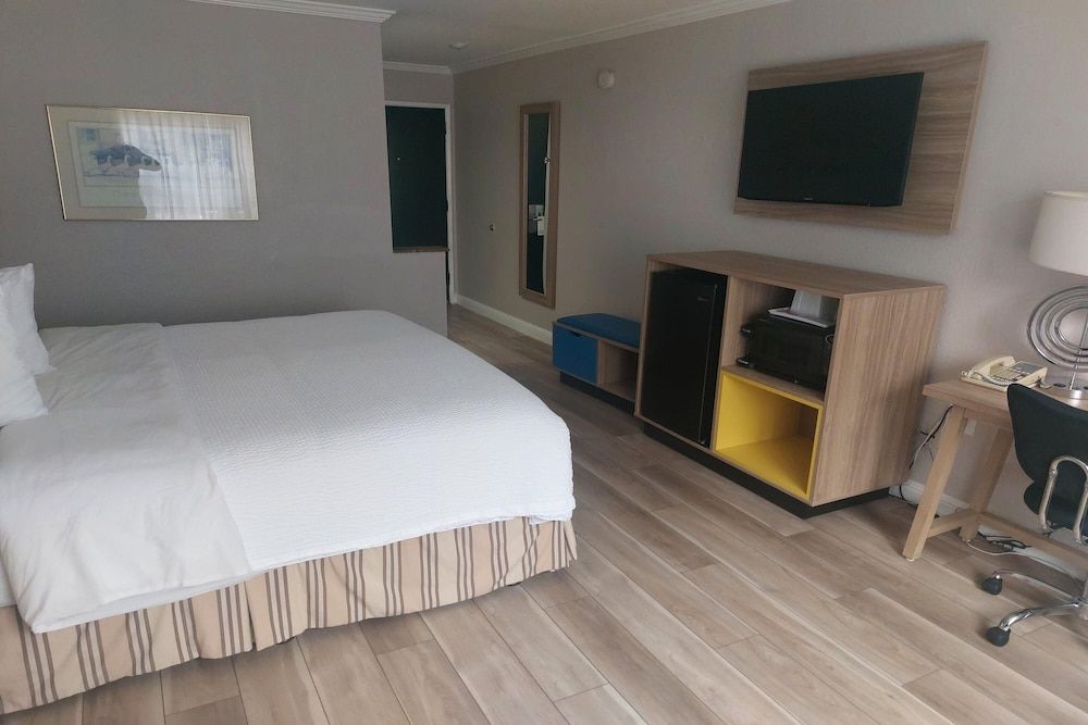 Days Inn & Suites by Wyndham Mountain View 1