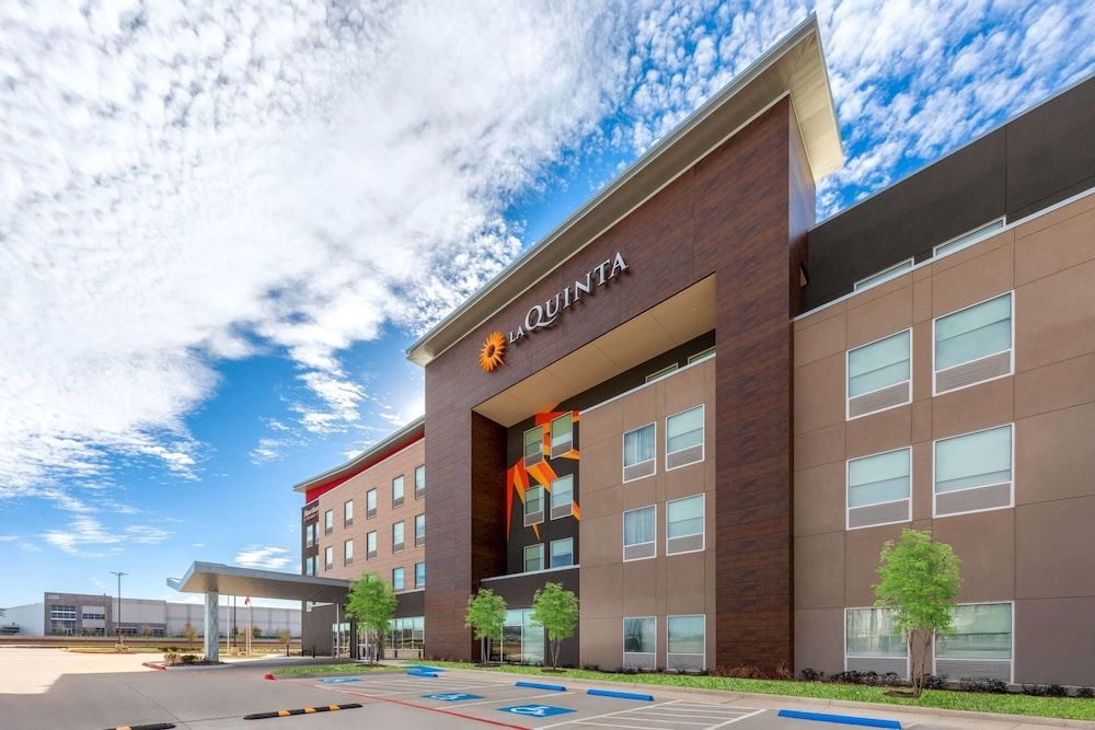 La Quinta Inn & Suites by Wyndham DeSoto 1