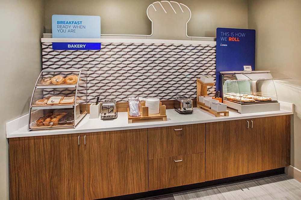 Holiday Inn Express & Suites CORALVILLE by IHG 1