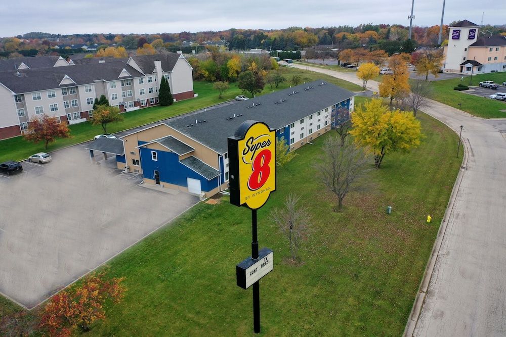 Super 8 by Wyndham Rockford I-90 Casino District 1